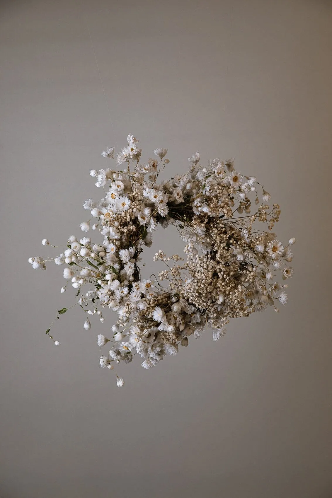 Modern Christmas Wreath No.6 / Daisies in Soft Winter Door Wreath Christmas Decoration / Christmas Wreath / Xmas Door Wreath