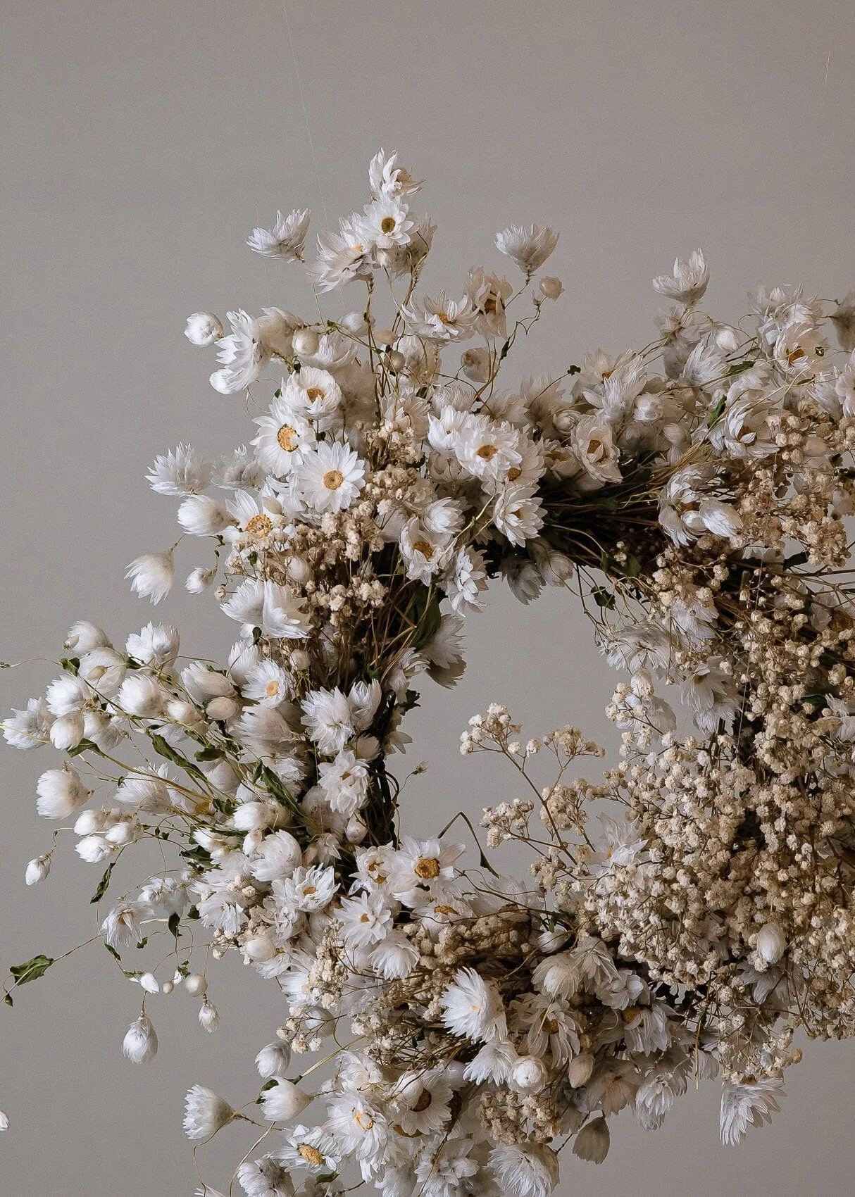 Modern Christmas Wreath No.6 / Daisies in Soft Winter Door Wreath Christmas Decoration / Christmas Wreath / Xmas Door Wreath