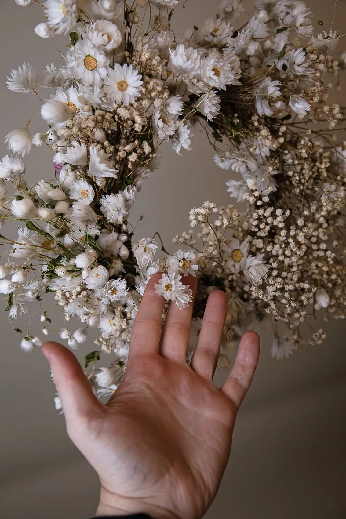 Modern Christmas Wreath No.6 / Daisies in Soft Winter Door Wreath Christmas Decoration / Christmas Wreath / Xmas Door Wreath